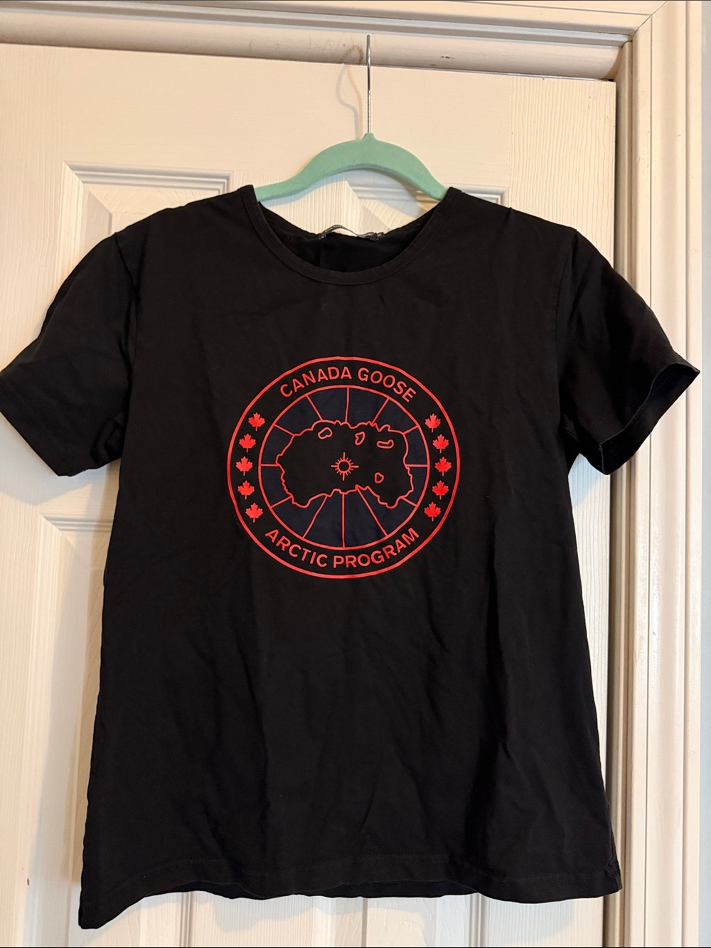 Woman’s Canada Goose Arctic program Black Short-Sleeve Tee M